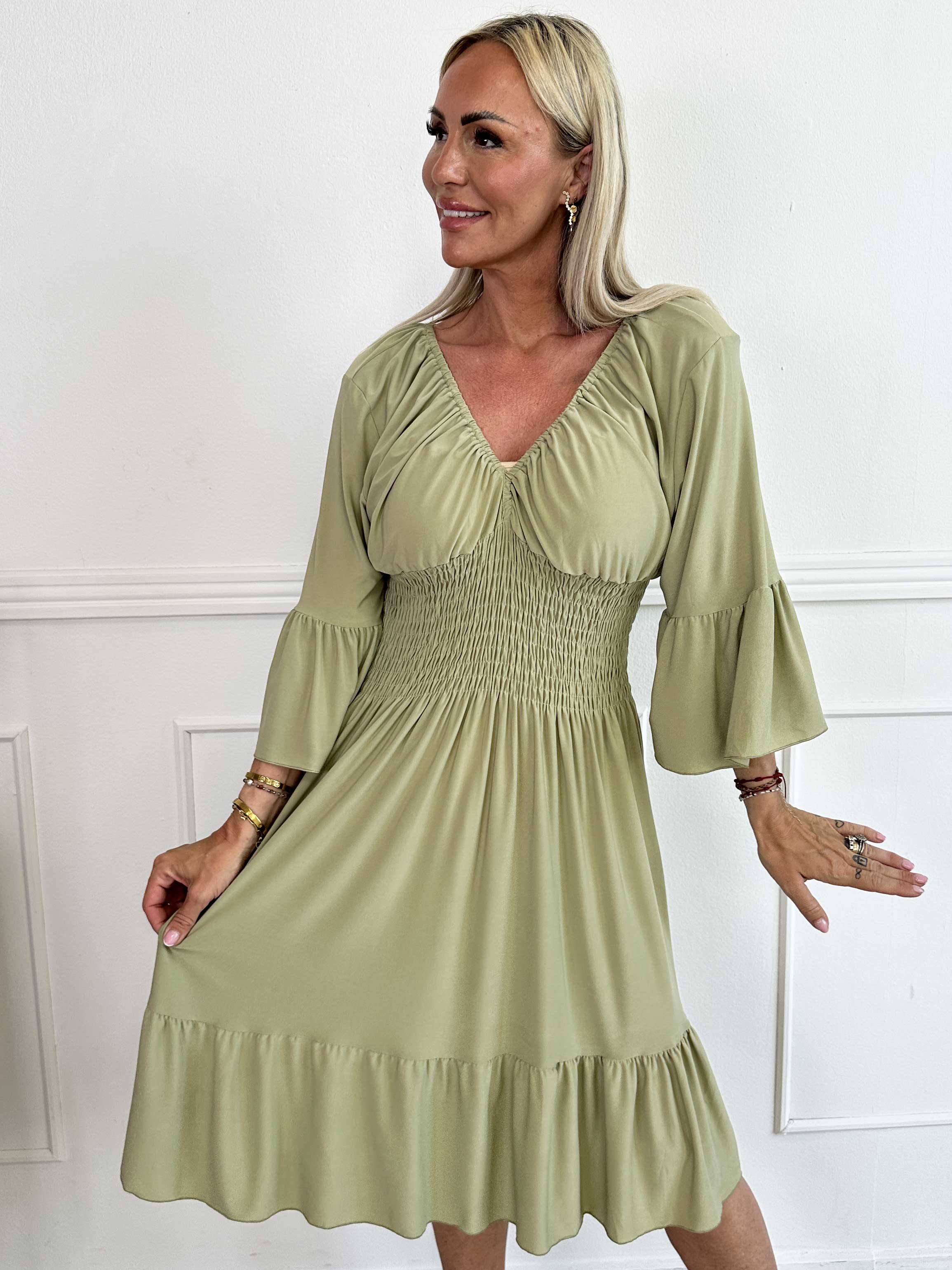 Flora Plain - Elastisk ensfarvet kjole med smock og flæse på ærmet